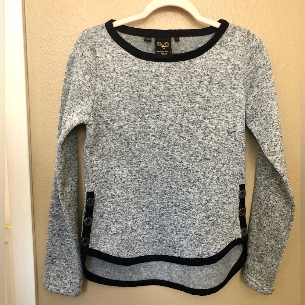 WOOLY BULLY cute cute sweater!! Like new. Not made of f wool. Size S